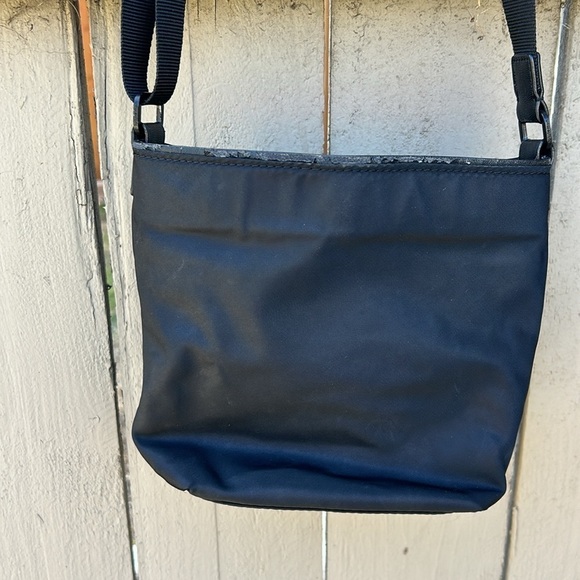 Lululemon Cross Body Small Drawstring Bucket Bag Has a Cosmetic Flaw See Photos - Picture 8 of 9